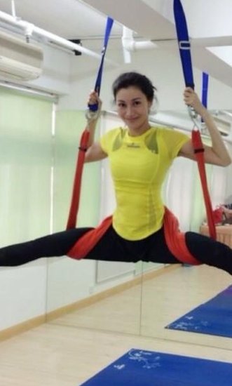 李嘉欣做体操