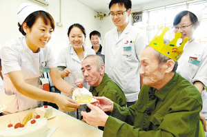 医护人员与老军人共迎中秋