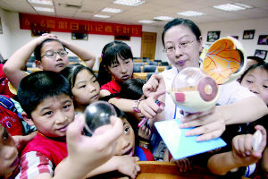专家称小学生戴隐形眼镜危害极大