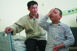 男童因病被切脑半球成半头儿 获支助头部被修复