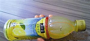 美汁源柠檬饮料含异物 网友曝在家乐福购买