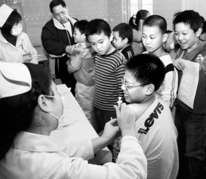 桂林小学生接种“甲流”疫苗