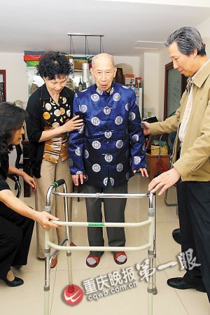 麻将声做“药引子” 97岁老人重新站起来