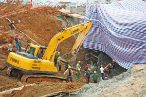 十余民工徒手刨出被混凝土埋没工友