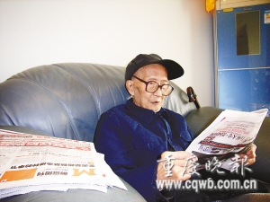 百岁老人泡制各种水果酒一天喝三顿