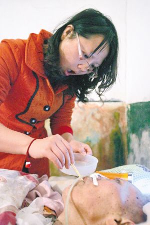 女大学生照顾患重病父亲推迟婚期 用嘴为父吸痰