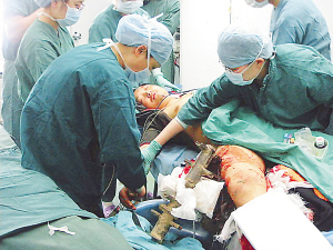 农民犁地时犁刀插进大腿 连人带机器送医急救成功