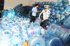 石景山查获桶装水黑窝点