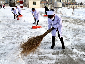 清除积雪方便群众就医