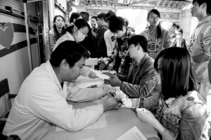昆明市民排队献血