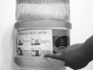桶装水假水真水掺着卖 业内人士称已成潜规则
