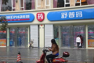 药妆店“改头换面”因何故？