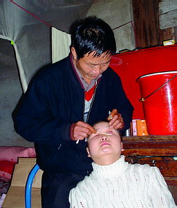 16岁少女遭歹徒强奸后被挖去双眼