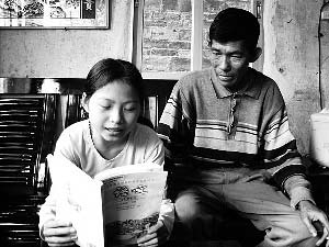 男子捡破烂月入400元收养3弃婴