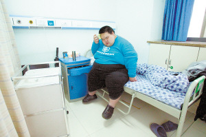 减肥男子吃场喜酒反弹30斤 吓得赶紧跑回医院