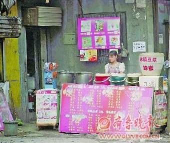 小作坊酸梅粉自来水兑酸梅汤 声称自制忽悠消费者