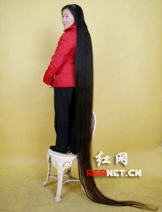 女子头发17年未剪长达2.5米