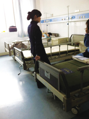病房有空床患者睡走廊 医院称床位归不同医生管