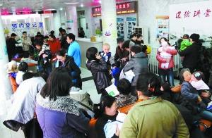 孩子打疫苗 全家人拿号排队搞分工“战役”