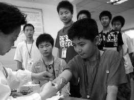 湖北襄樊为地震灾区学生体检并建立健康档案