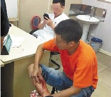 伤者在流血医生还玩手机？院方称拍照角度问题