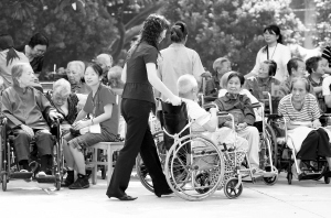 第一代独生子女家庭老人进入“空巢期”