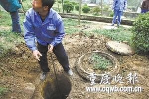 顽童将鞭炮丢进化粪池炸飞8个井盖