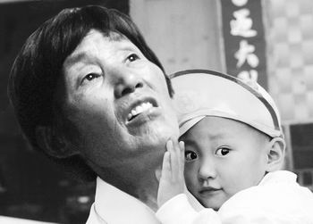 老太为孙女凑医药费列车上捡空瓶被拘