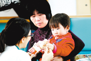 小伊伊住院治疗结束准备回家过年