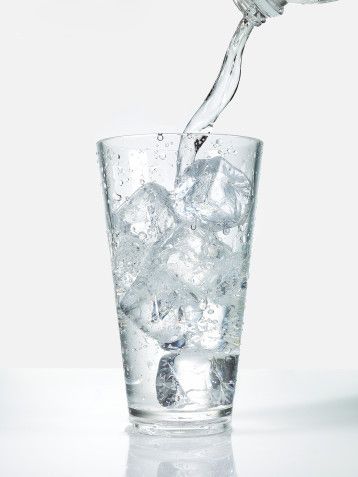 健康指南：早晨一杯温水把胃唤醒