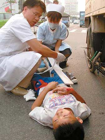 广东医护人员车轮下抢救12岁男孩