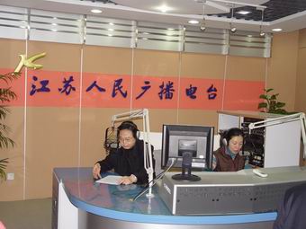 省食品药品监管局姚新中副局长走进省广播电台《政风热线》直播室现场解答群众关心的问题宣传食品药品监管工作