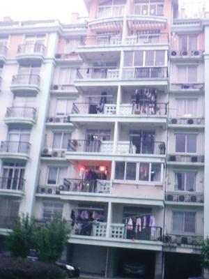 女住户从5楼跳下被保安接住 两人仅受轻伤