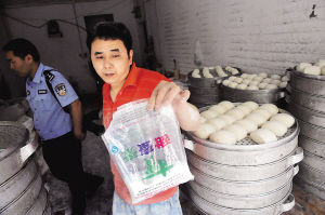 “馒头没得问题，你看我吃嘛”