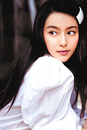 女星扮嫩发型变幼龄学生妹