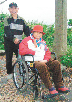 老农13年事事均带病妻同行 下田干活不例外