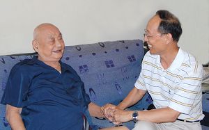 我校“七一”前夕走访慰问离退休党员