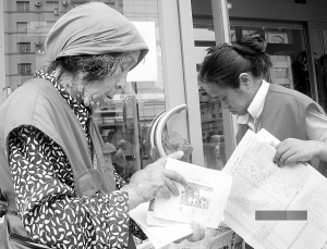 七旬老太为救重病女儿街头卖报