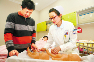 “新爸爸”勤学婴儿抚触