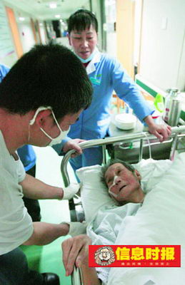 老人被儿子遗弃医院续：乡下亲戚现身留钱