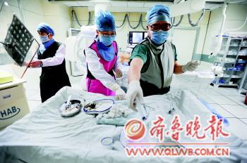 媒体访医院“铅衣人” 与辐射相守每天“吃”射线