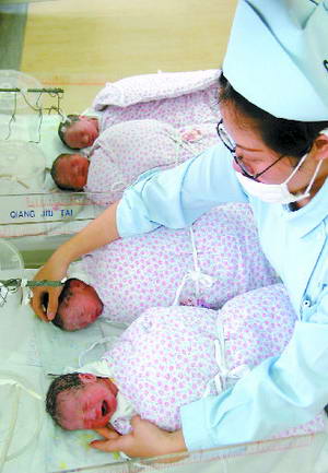 孕妇剖腹产下龙凤四胞胎