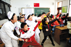 孩子们练起八段锦