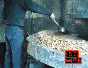 商贩使用苏丹红玉米皮炒制辣椒面