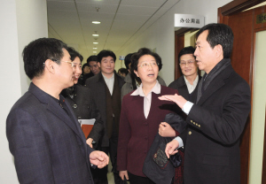 围绕推进医改和特色优势创先争优