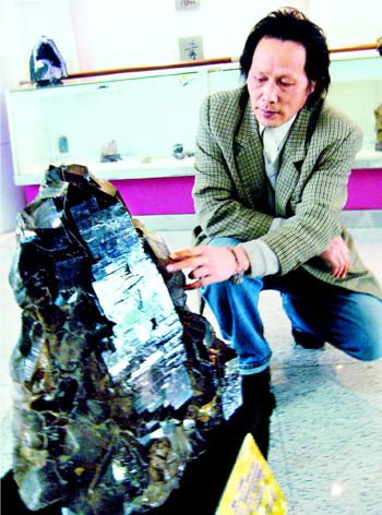 国宝级水晶蛙重140公斤 两眼闪亮