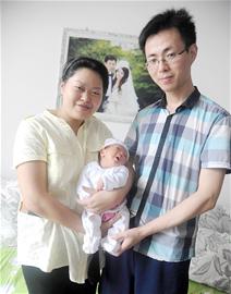“捐肝女孩”当妈了 女儿的满月宴低调举行