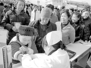免费体检走近“空巢”老人