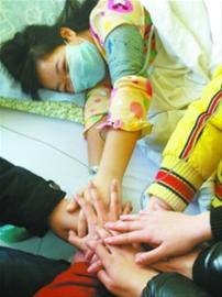 女孩患白血病仍安慰母亲 同学称其乐观助人