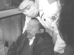 男子在大巴车上酣睡不醒